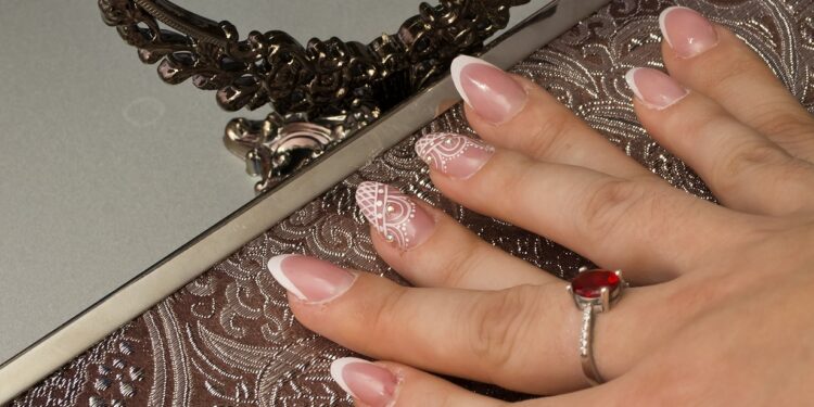 4 consigli per curare le unghie deboli