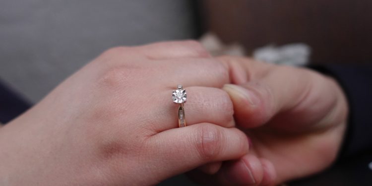 Come scegliere un anello di fidanzamento