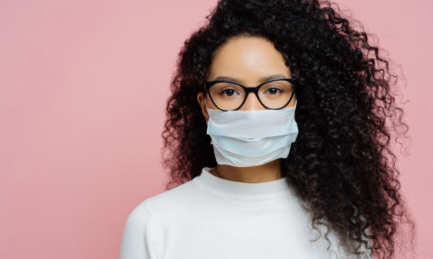 Mascherina e occhiali, come non farli appannare