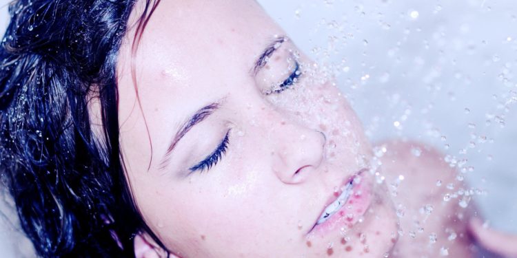 Pipì sotto la doccia: ecco perché dovresti farlo