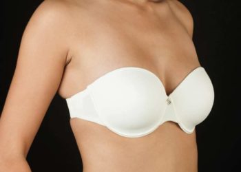 Un top estivo nato da un reggiseno senza spalline
