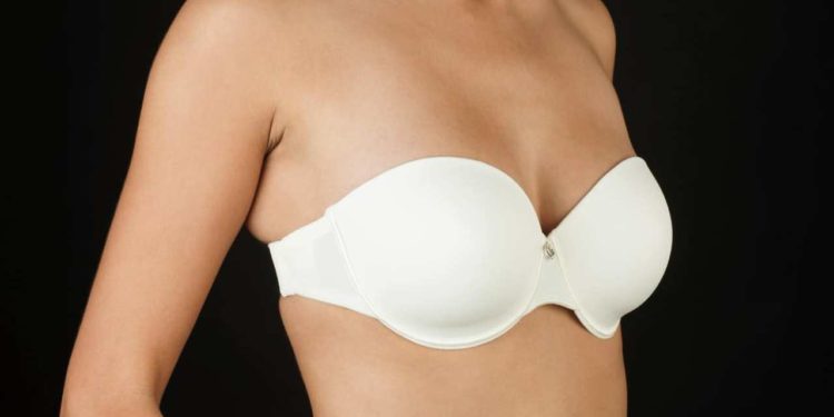 Un top estivo nato da un reggiseno senza spalline
