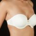Un top estivo nato da un reggiseno senza spalline
