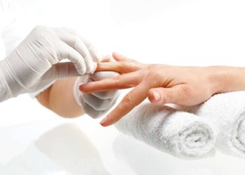 Come rimuovere lo smalto senza acetone