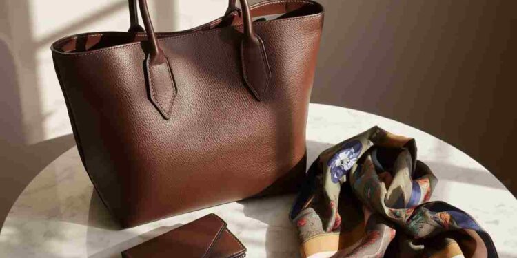 L’Arte del dettaglio: Come trasformare la tua borsa con gli accessori giusti