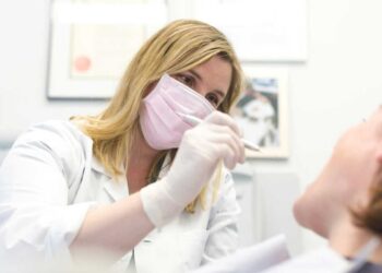 Impianti dentali: cosa sapere sulla gestione e sulla cura nel tempo