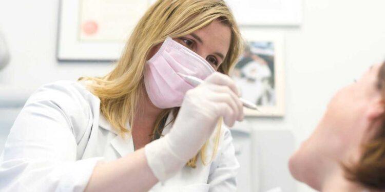 Impianti dentali: cosa sapere sulla gestione e sulla cura nel tempo