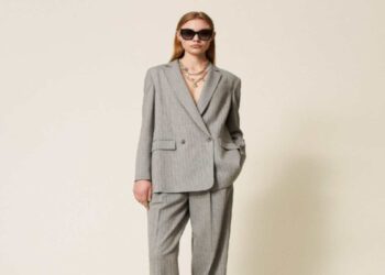 Tailleur donna elegante: la scelta ideale per cerimonie e ufficio