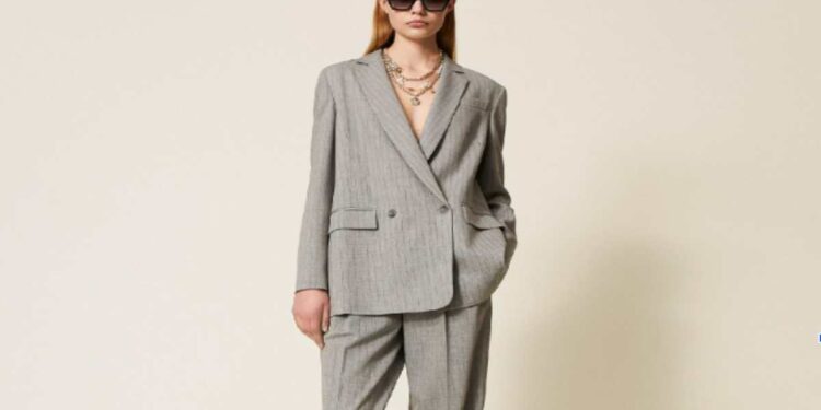 Tailleur donna elegante: la scelta ideale per cerimonie e ufficio
